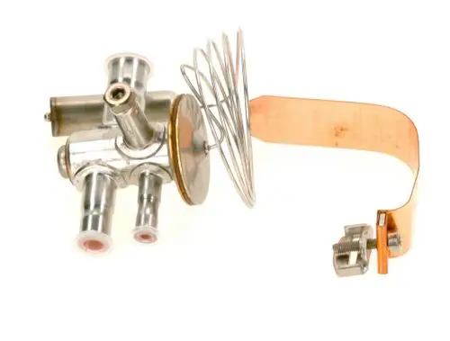 Metallisches Expansionsventil mit mehreren Anschlüssen und einer Kupferbandhalterung, hergestellt von Bosch. Es zeigt eine komplexe Struktur mit Mittelscheibe und Feder.